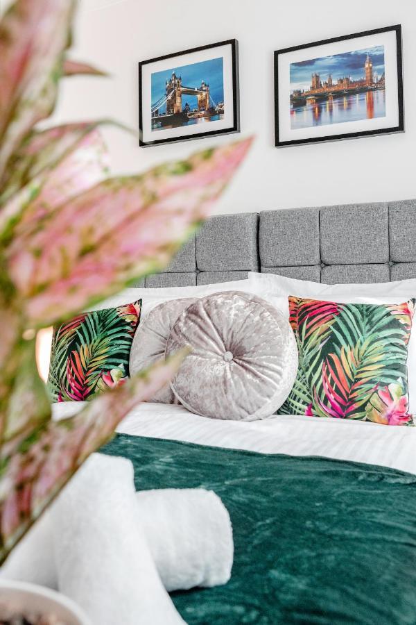 Heathrow 2-Bedroom Maisonette With Parking West Drayton  Buitenkant foto
