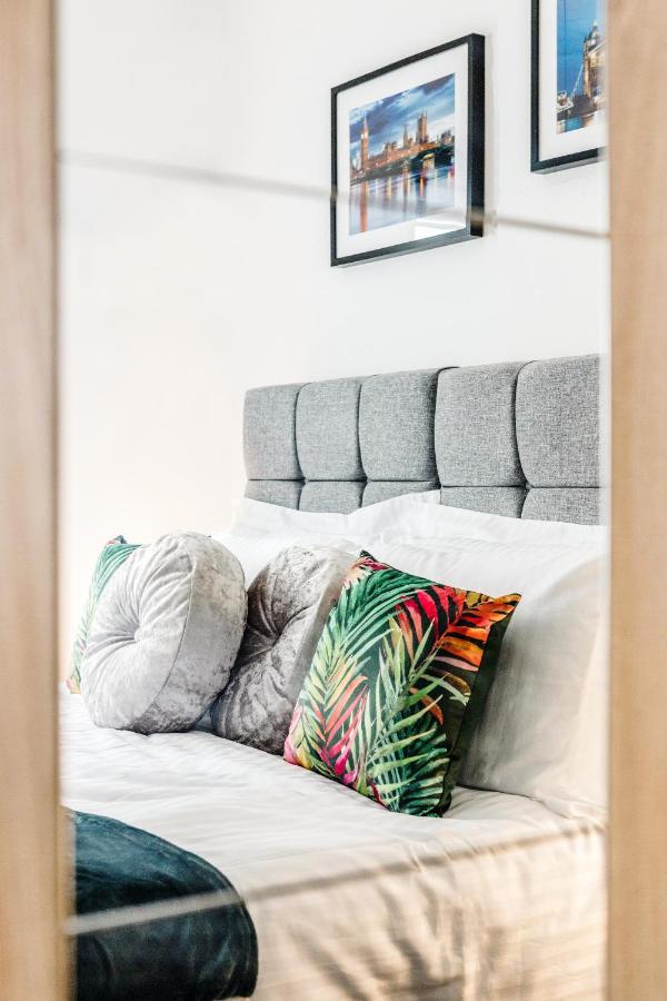 Heathrow 2-Bedroom Maisonette With Parking West Drayton  Buitenkant foto