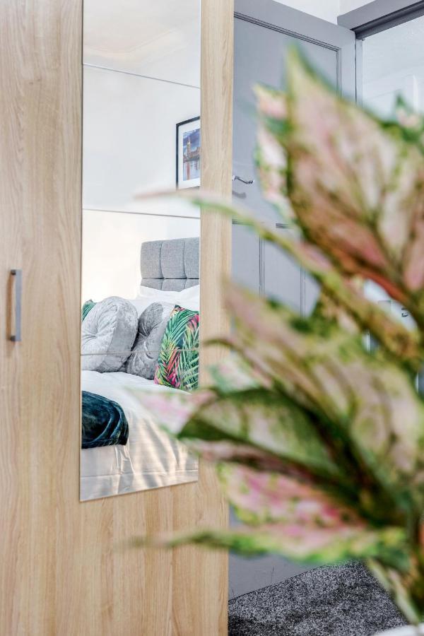 Heathrow 2-Bedroom Maisonette With Parking West Drayton  Buitenkant foto