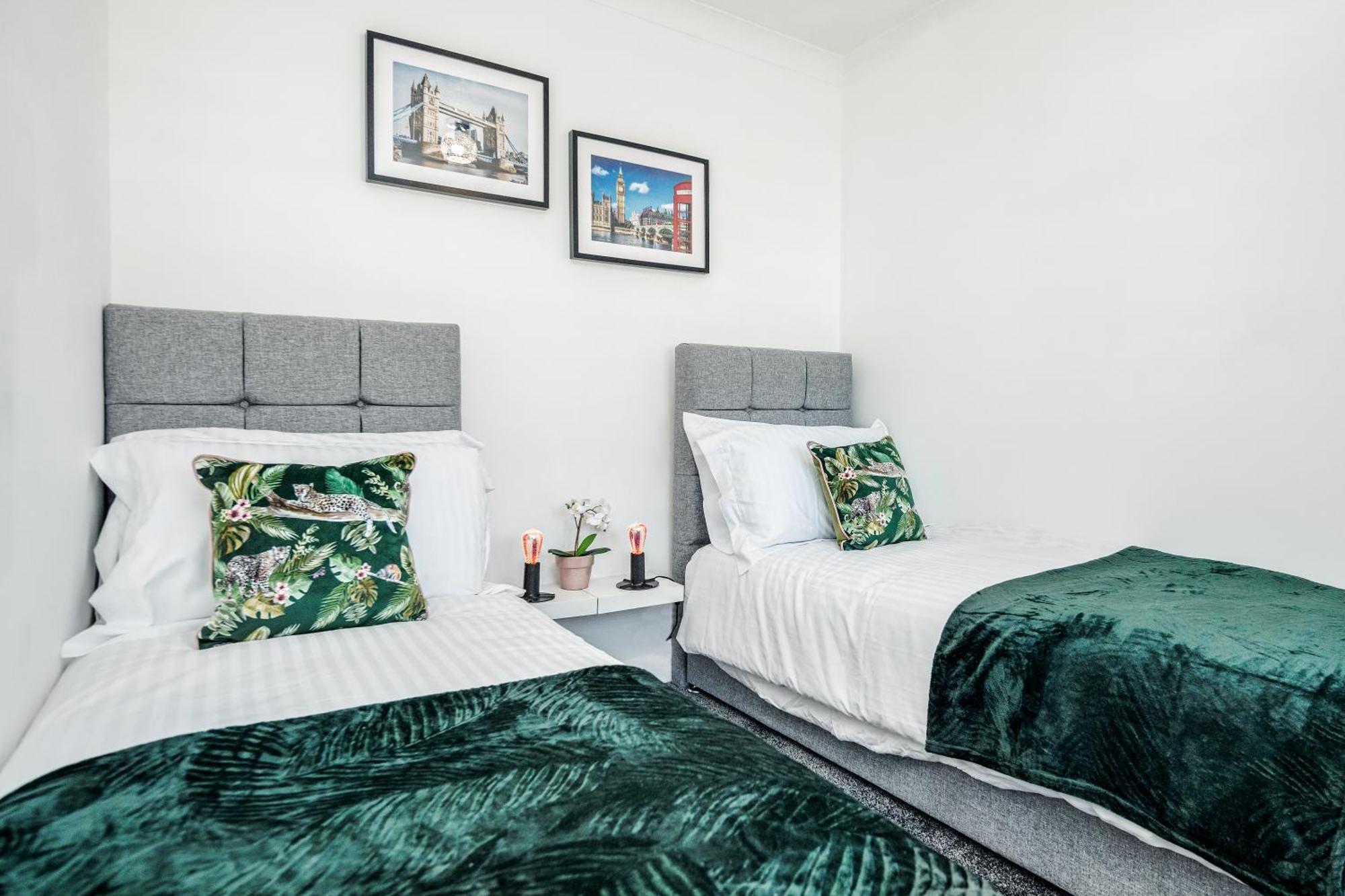 Heathrow 2-Bedroom Maisonette With Parking West Drayton  Buitenkant foto