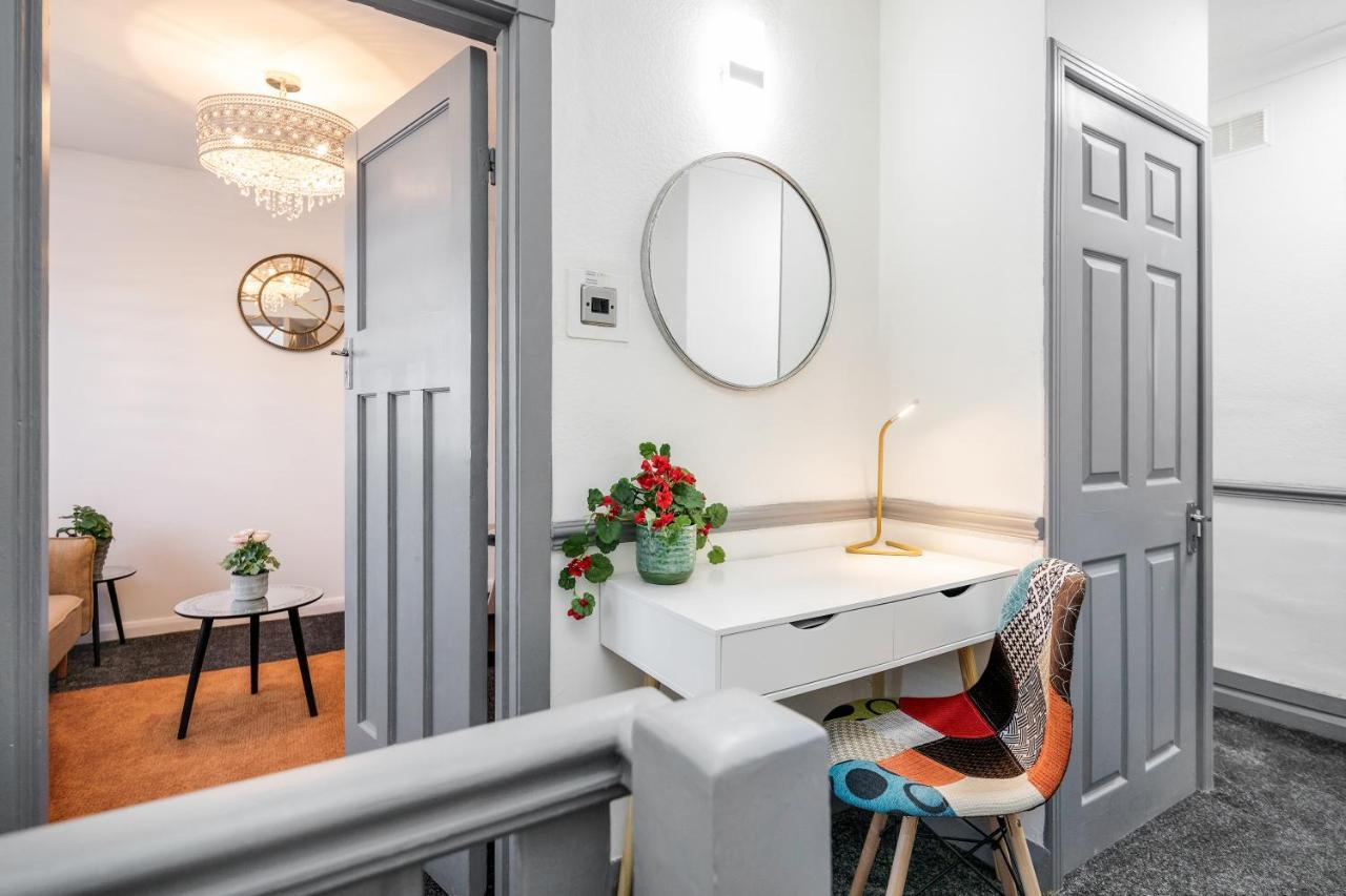 Heathrow 2-Bedroom Maisonette With Parking West Drayton  Buitenkant foto