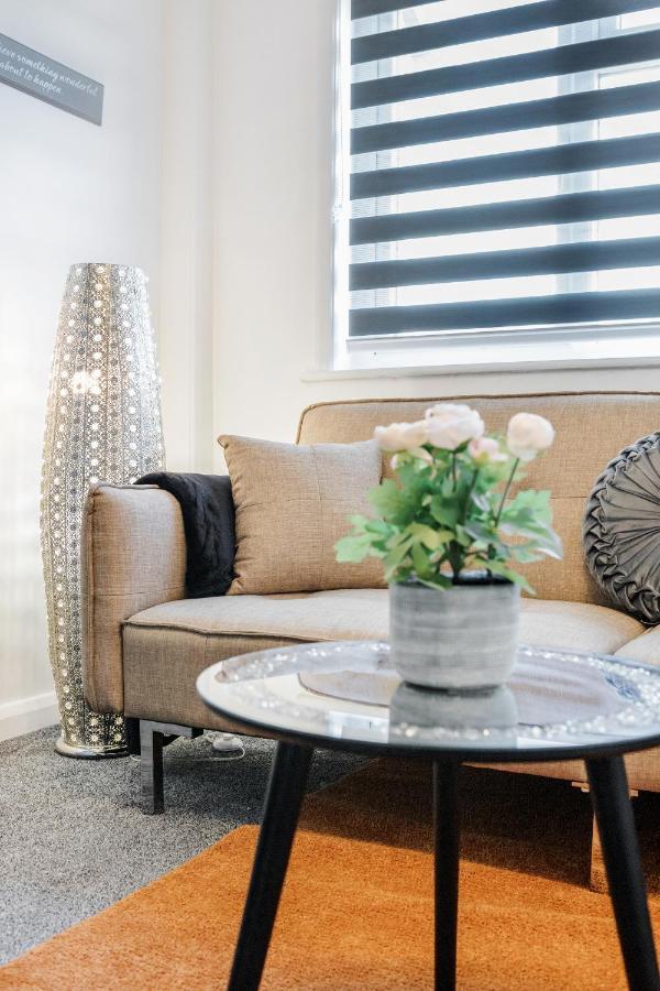 Heathrow 2-Bedroom Maisonette With Parking West Drayton  Buitenkant foto